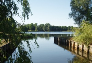 Kanalen mellem serne. Husk fiskeri ikke tilladt.