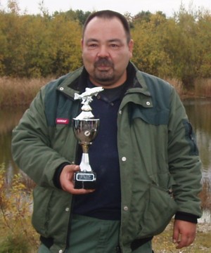 Dan tog sin pokal med ophjet ro.