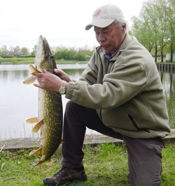 Ib gr sig ogs med geddefangst.