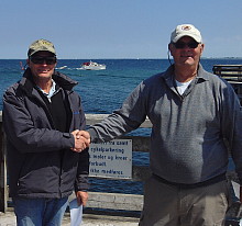 Ejner og Bruno ved prmieoverrkkelsen -