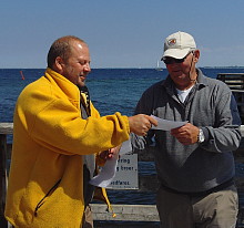 John og Bruno deler papirer -