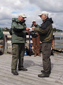 Erik giver Ib en prmie...